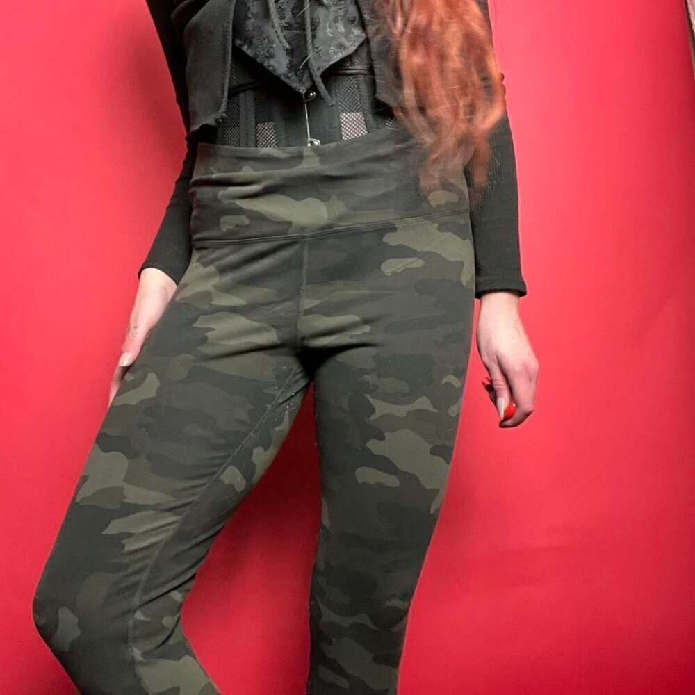 Tuff Athletics / Dark green camo patterned athletic leggings 🤎💚​​​​​​​​
